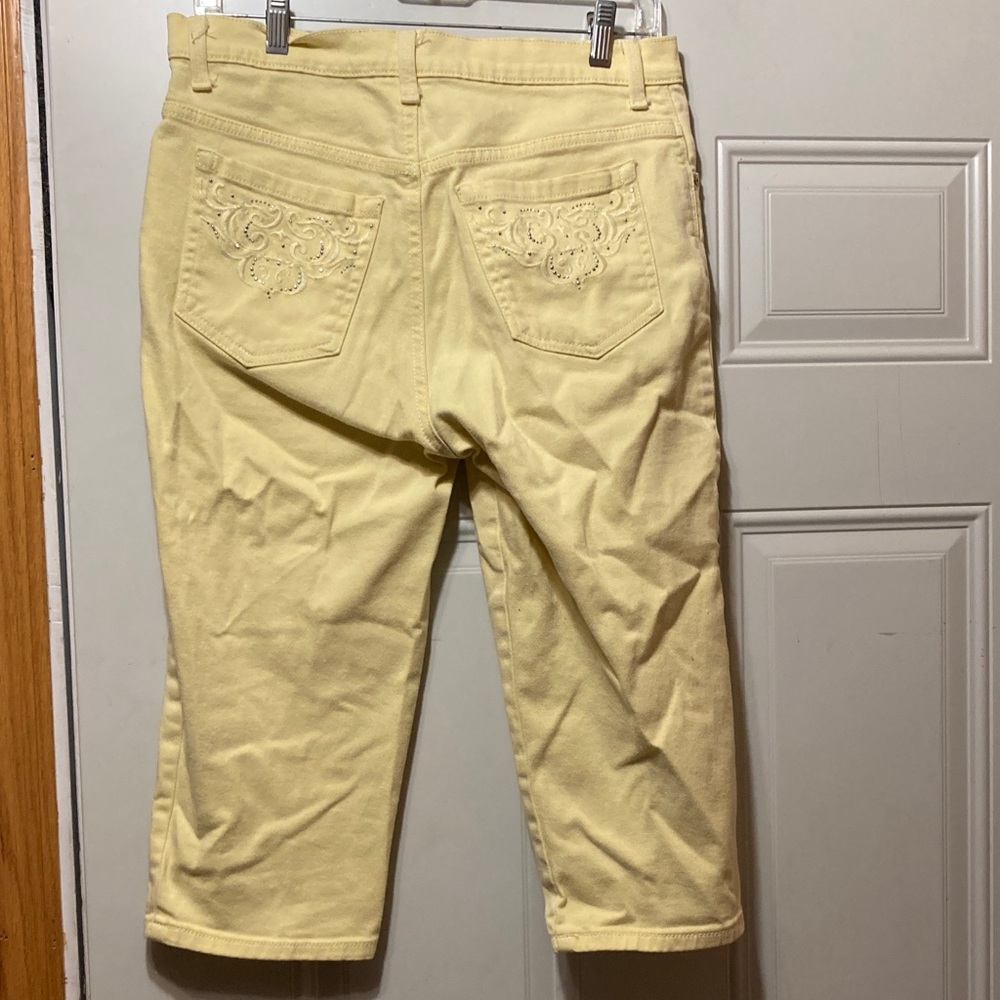 Embroidered Back Pocket Yellow Capri Pants 8P